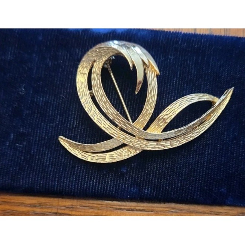 Vintage Crown Trifari Atomic Swirl Brooch Textured Goldtone Finish‎ - Retro